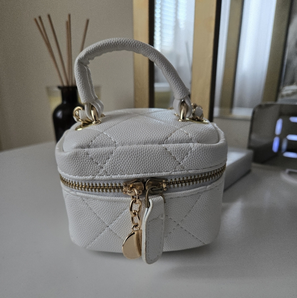Elegant White Quilted Handbag